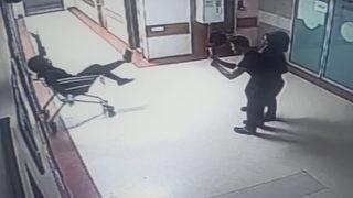 Hastanede skandal! Yoğun bakım önünde yaptıkları... Görüntülere tepki yağdı