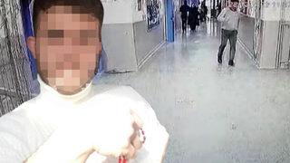 Veli sınıfa dalıp öğretmeni yumrukladı! 'Eşine özelden mesaj atmasına çıldırmış'