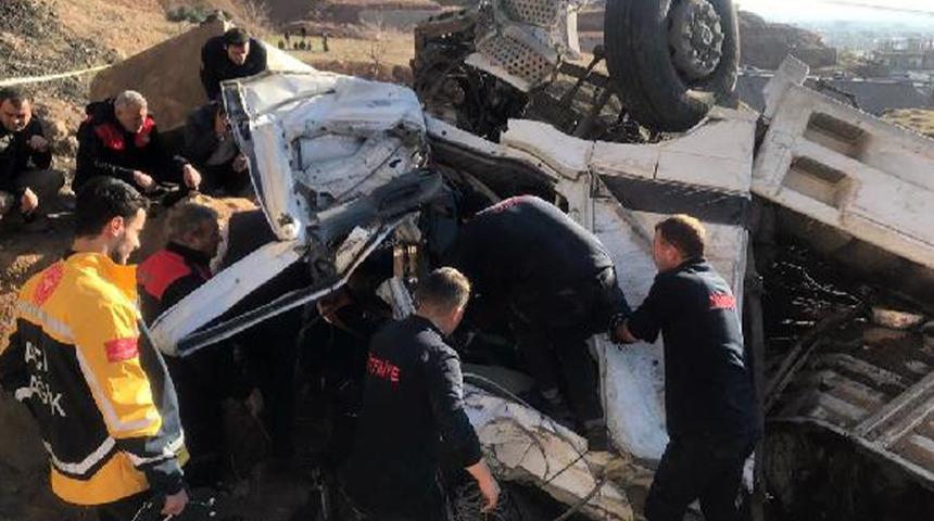 Şırnak’ta virajı alamayan TIR şarampole yuvarlandı! Baba öldü, oğlu yaralandı