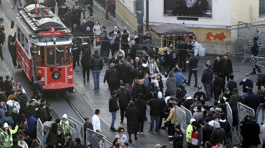 Akın akın geldiler! 2023'e saatler kala İstiklal Caddesi'nde yoğunluk