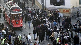 Akın akın geldiler! 2023'e saatler kala İstiklal Caddesi'nde yoğunluk