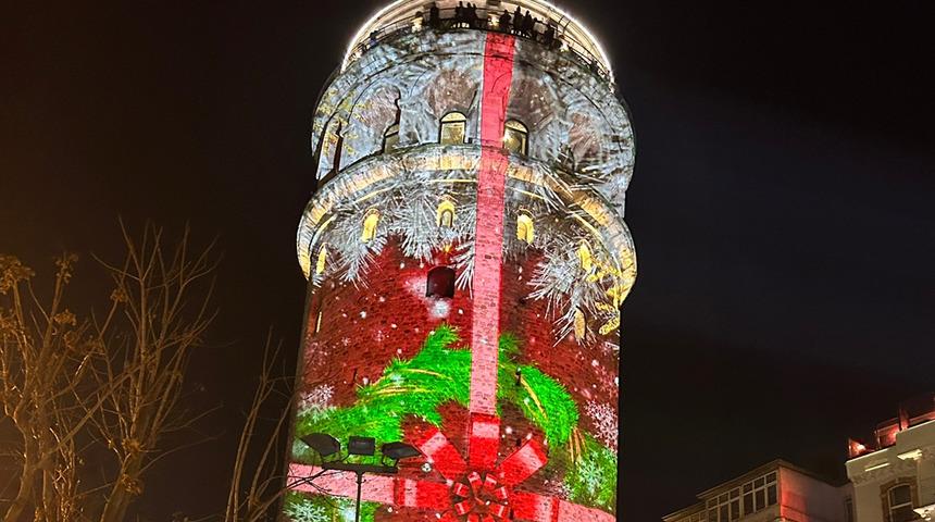 Galata Kulesi'nde görsel şov! Görenler telefonlarına sarıldı