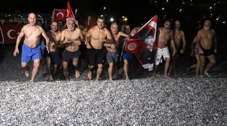 2023'ü denize girerek karşıladılar! Görüntüler Antalya'dan