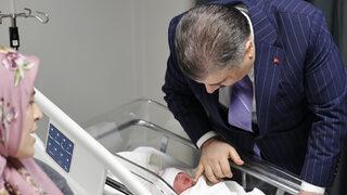 Sağlık Bakanı Koca'dan yeni yılın ilk bebeğine ziyaret