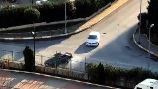 Avcılar'da tehlikeli drift! O anları korku ile izleyip cep telefonu ile kaydettiler