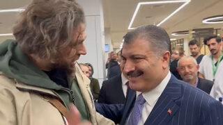 Portekiz'den gelen gurbetçiden Bakan Koca'ya sevgi gösterisi! 2023'ün ilk dakikalarında renkli anlar kameralara böyle yansıdı