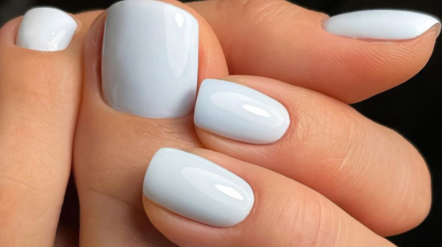 Sosyal medya ikiye b&ouml;l&uuml;nd&uuml;: Tırnakların beyaz mı mavi mi olduğu tartışılıyor