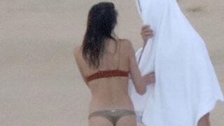 Cindy Crawford'un kızı Kaia Gerber plajda! Sevgilisini alıp ailesinin yanına gitti