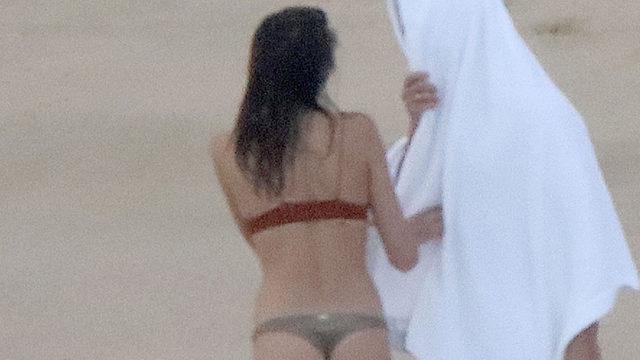 Cindy Crawford'un kızı Kaia Gerber plajda! Sevgilisini alıp ailesinin yanına gitti