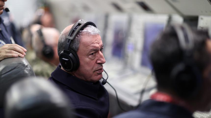 Son dakika: Bakan Akar "Teyakkuz durumunda s&uuml;r&uuml;yor" diyerek mesaj verdi! Yunanistan'a 'barış eli' tepkisi: Yanlış hesap Ankara'dan d&ouml;ner