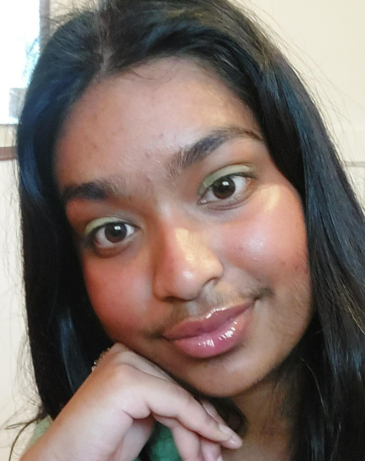 ''Genç bir kız olduğumdan beri üst dudak kıllarımı tutuyorum. Beni hiç rahatsız etmedi.''