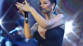 Klibi olay olmuştu... Hülya Avşar kasığına kadar yırtmaçla sahneye çıktı! Her pozu olay