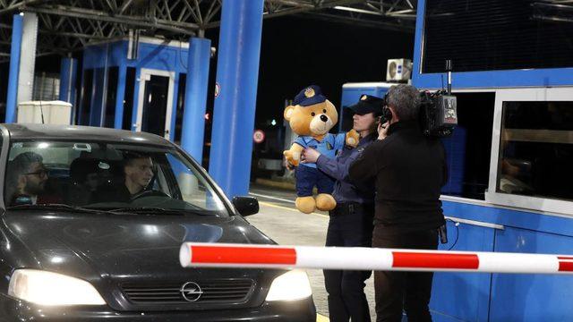 Hırvatistan, Schengen ve euro bölgesine dahil oldu! Sınırdaki bariyer kaldırıldı