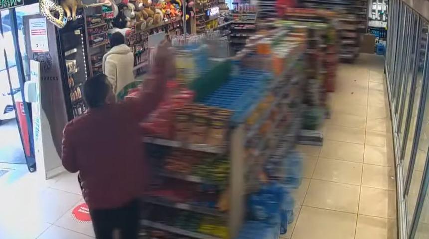 Akaryakıt istasyonundaki markette 'pes' dedirten hırsızlık! Ne gördüyse çalıp mont cebine attı: Motor yağı, ayran, kül tablası, yapay gül...