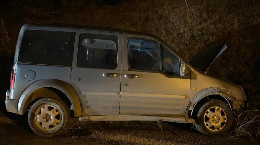 Samsun'da şarampole devrilen hafif ticari araçtaki 3 kişi yaralandı