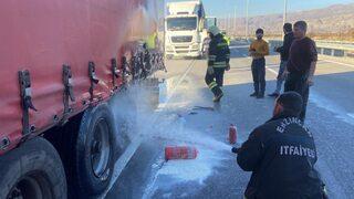 Erzincan'da seyir halindeki tırda çıkan yangını itfaiye söndürdü