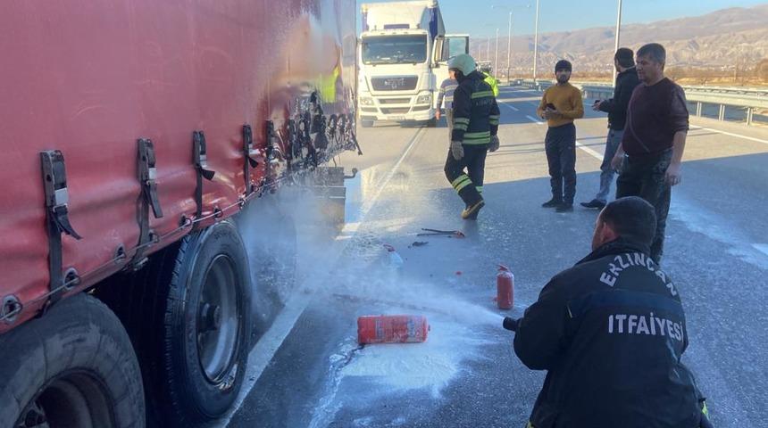 Erzincan'da seyir halindeki tırda çıkan yangını itfaiye söndürdü