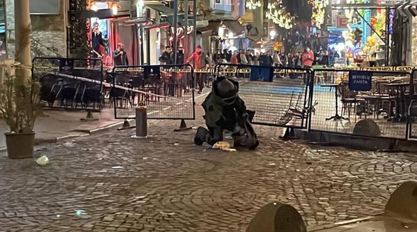 Galata Kulesi yanında şüpheli çanta paniği! "Sıkıntı yok" deyip fırlattı, korku dolu anlar yaşandı