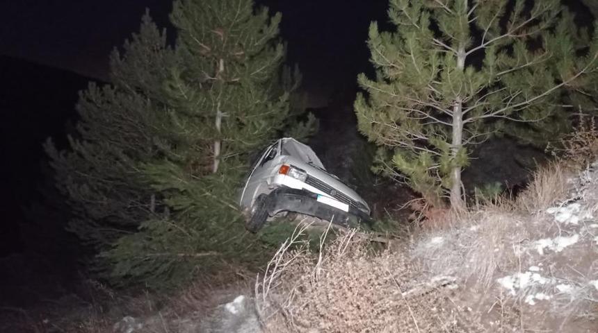 Uçuruma düşen minibüs ağaçta asılı kaldı! Yaralılar onlarca metre tırmanarak kurtuldu