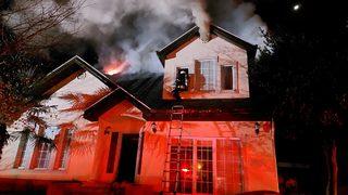 Kocaeli'de villanın çatısında çıkan yangın hasara yol açtı