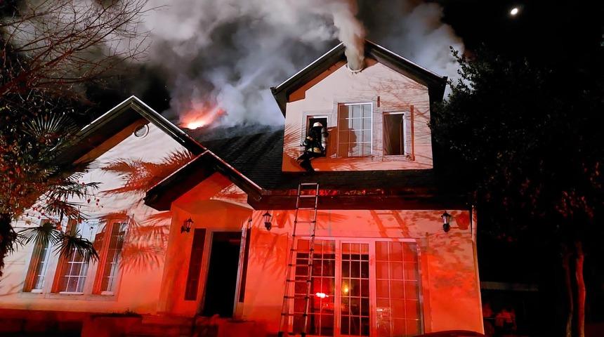 Kocaeli'de villanın çatısında çıkan yangın hasara yol açtı