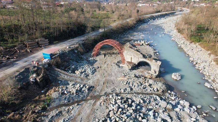 Sel sularının yıktığı 400 yıllık tarihi taş kemer köprü restore ediliyor