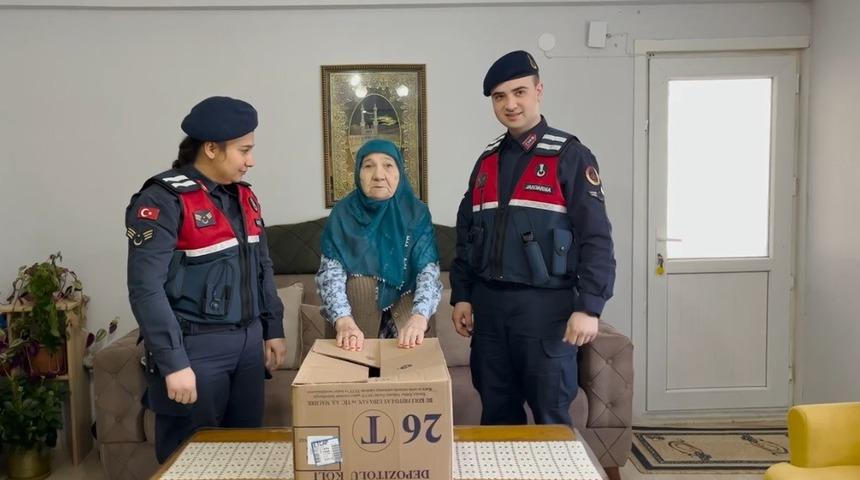 Sakaryalı nineden Bayburt’ta görev yapan Mehmetçiğe çorap hediyesi