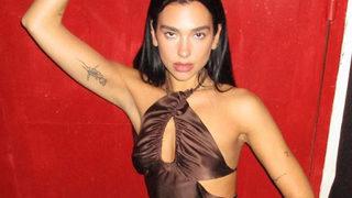 Dua Lipa'nın elbisesinin arkasını görenler şaştı kaldı! Bile bile frikik verdi