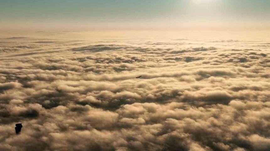 İstanbul’da sis bulutlarının içinden çıkan uçaklar, havadan görüntülendi