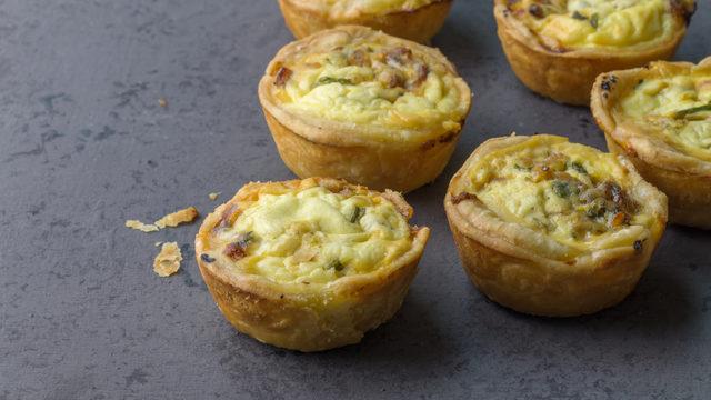 Airfryer ıspanaklı minik kiş tarifi ve malzemeleri nelerdir? Airfryer'da ıspanaklı minik kiş nasıl yapılır?