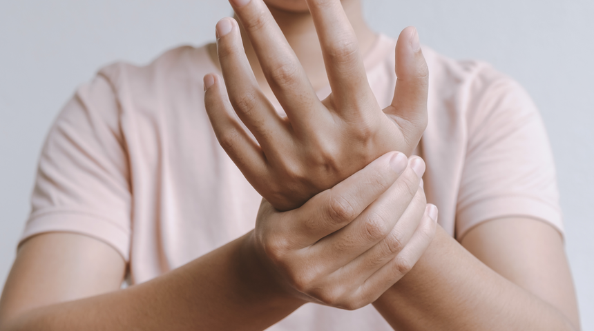 Bu iki belirtiye dikkat! Felç geçirmeden bir hafta önce başlıyor 