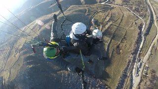 Rüzgara ve soğuk havaya aldırmadı! Yerden 350 metre yükseklikte top sektirdi