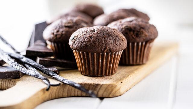 Airfryer damla çikolatalı top kek tarifi ve malzemeleri nedir? Airfryer'da damla çikolatalı top kek nasıl yapılır?