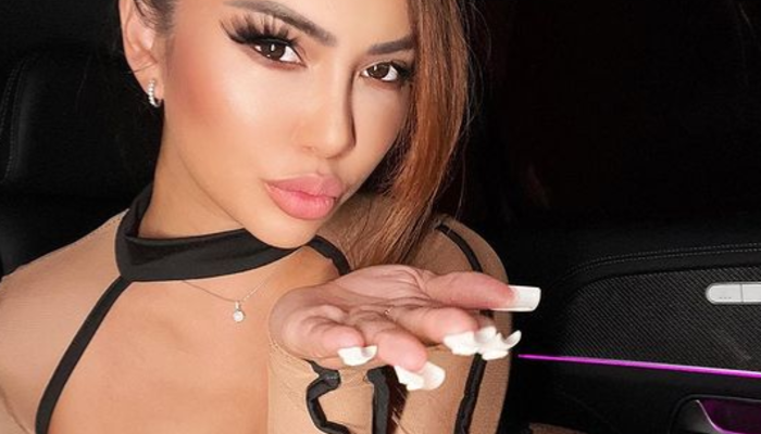 Transparan tulumu nefesleri kesti! Dekoltesini kimse anlayamadı