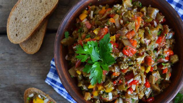 Airfryer köz patlıcan salata tarifi ve malzemeleri nelerdir? Airfryer'da köz patlıcan salata nasıl yapılır?