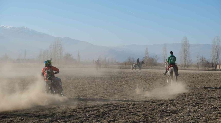 Ata sporu ciritte bu kez atların rakibi motosikletliler oldu