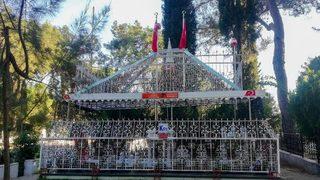 'Işıklar içinde uyusun' deyimi gerçek oldu! Eşine 'türbe' gibi mezar yaptı, kaçak elektrik ile aydınlattı