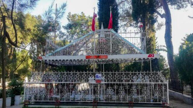 'Işıklar içinde uyusun' deyimi gerçek oldu! Eşine 'türbe' gibi mezar yaptı, kaçak elektrik ile aydınlattı