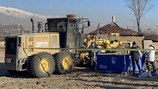 Erzincan'da iş makinesinin altında kalan kişi hayatını kaybetti