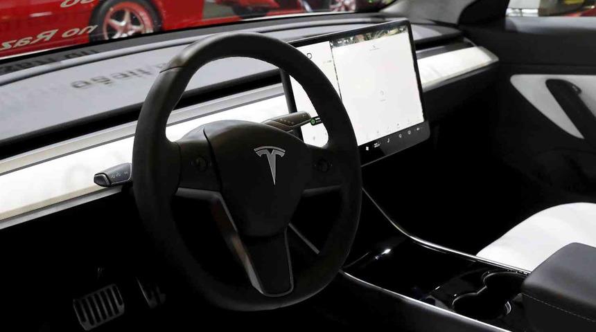 Aracını otopilota alıp uyudu! S&uuml;r&uuml;c&uuml; uyurken araba 15 dakika boyunca polisten ka&ccedil;tı