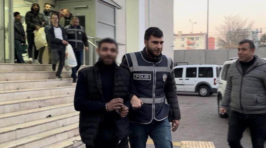 Yakalanan zanlıların pişkinliği 'pes' dedirtti! Biri basın mensuplarına isim taktı, diğeri tükürdü