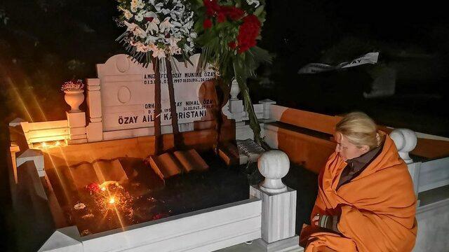 Tuğba Özay, bütün gece babasının mezarının başında bekledi: Hep senin başının ucunda olacağım