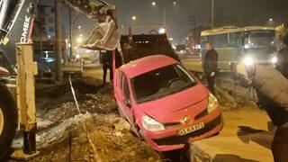 Kocaeli'de bir otomobil altyapı çalışmaları için açılan çukura düştü