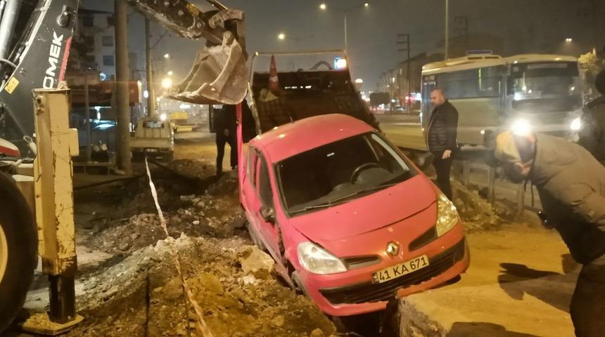 Kocaeli'de bir otomobil altyapı çalışmaları için açılan çukura düştü