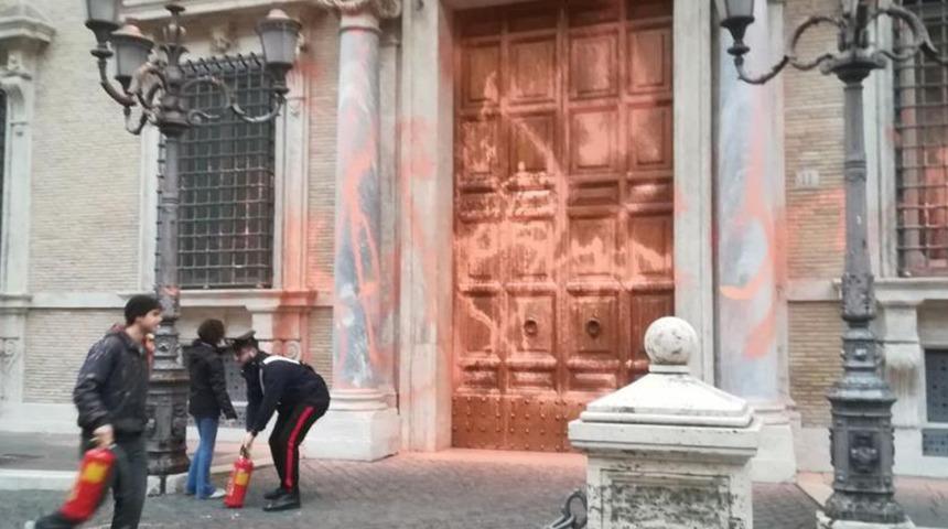 İklim aktivistlerinden bir eylem daha! İtalya'da Senato binasını boyadılar... 5 kişi gözaltında