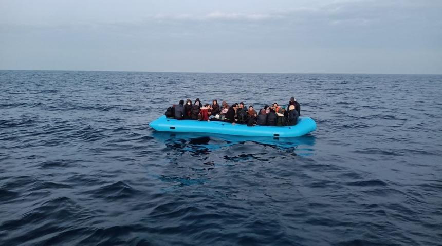 Yunan unsurları tarafından ölüme terk edilen 61 kaçak göçmen kurtarıldı