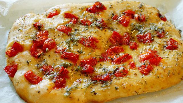 Klasiğin dışına çıkıyoruz: Bazlama pizza tarifi