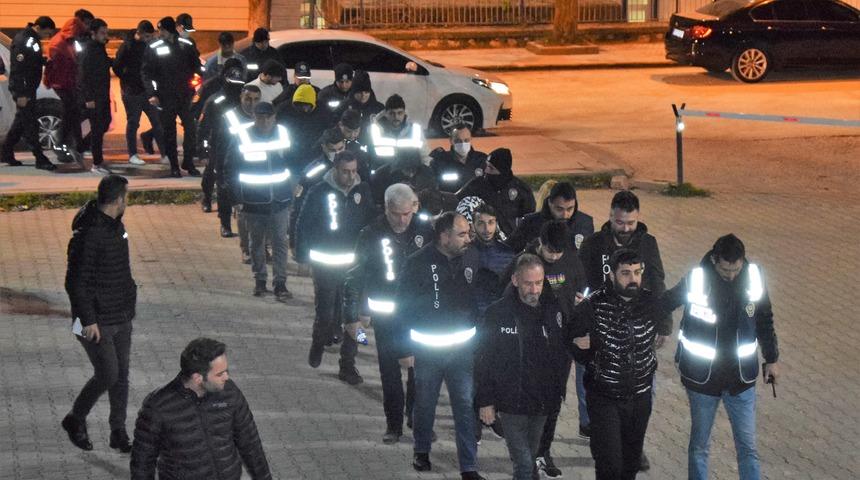 Bilecik merkezli araç alım satımı bahanesiyle dolandırıcılık operasyonunda 24 zanlı tutuklandı