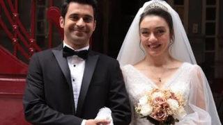 Bomba aşk dedikodusu! Masumlar Apartmanı'nın yıldızları Merve Dizdar ile Uğur Uzunel yeni yılı birlikte karşıladı