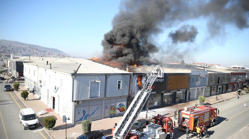 Sakarya'da mobilyacılar çarşısında çıkan yangın söndürüldü